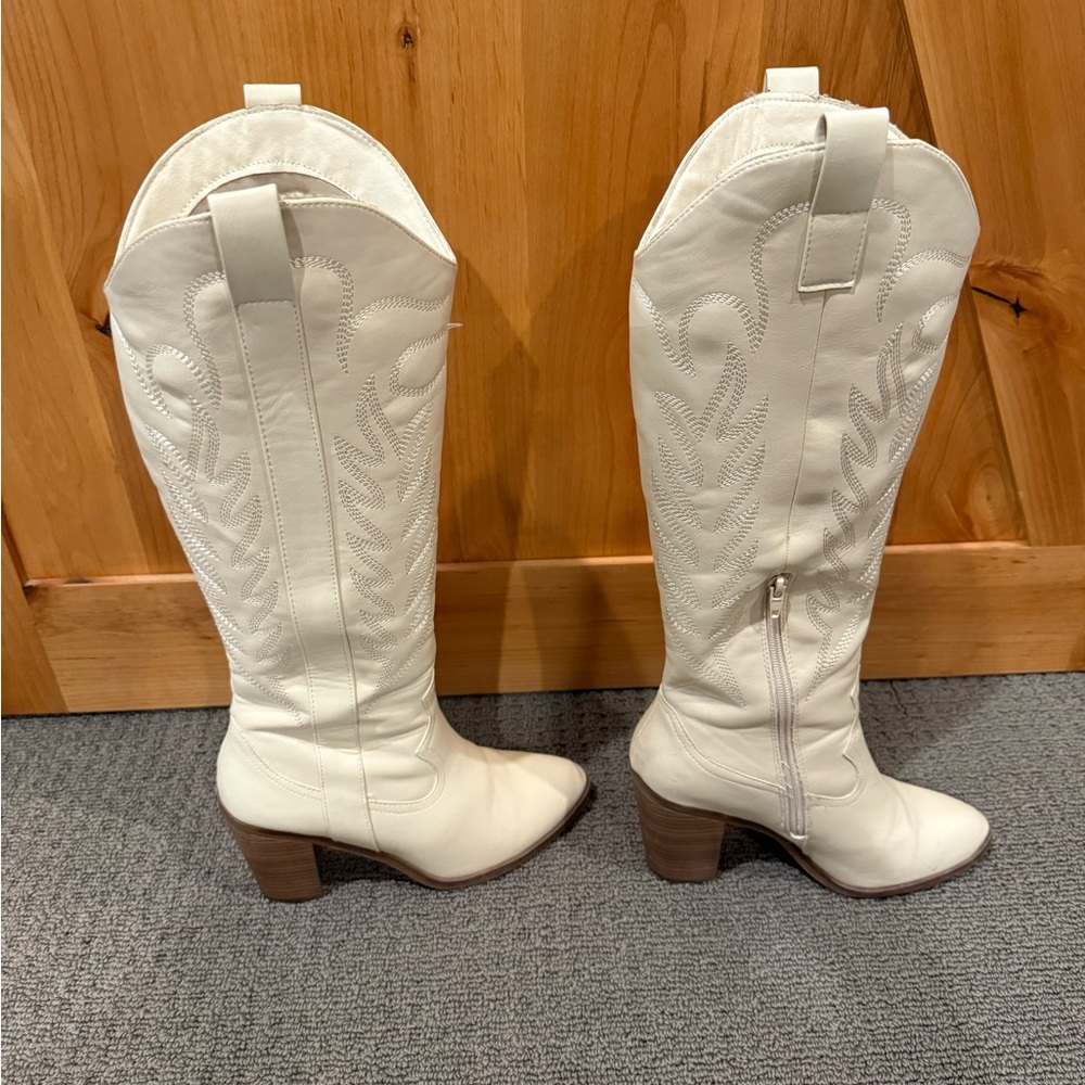 White Heeled cowboy Boots - Picture 5 of 8